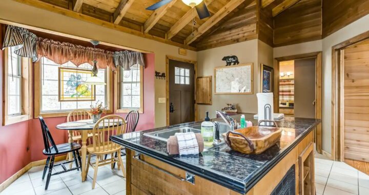 A Cute Cabin In The Woods With Full Kitchen And Three Beds